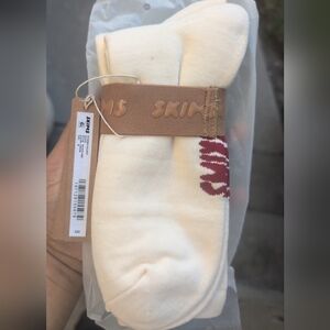 SKIMS Tan and Red Casual Naughty/ Nice Holiday Socks 2pk Size M Unisex